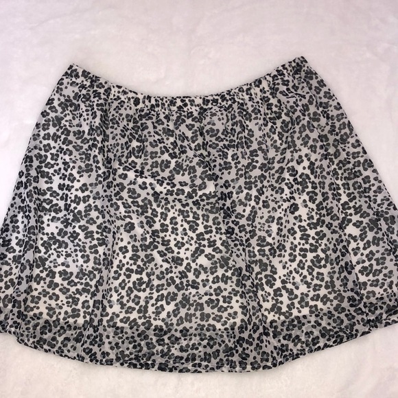 Garage Skirt Size Medium Printed Above the Knee with White Slip Underneath - Picture 1 of 6